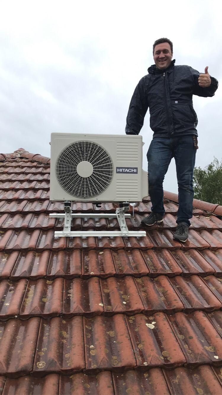 Mathieu Maurin, fondateur Easy Calo, sur un chantier d'installation de pompe à chaleur à Genas